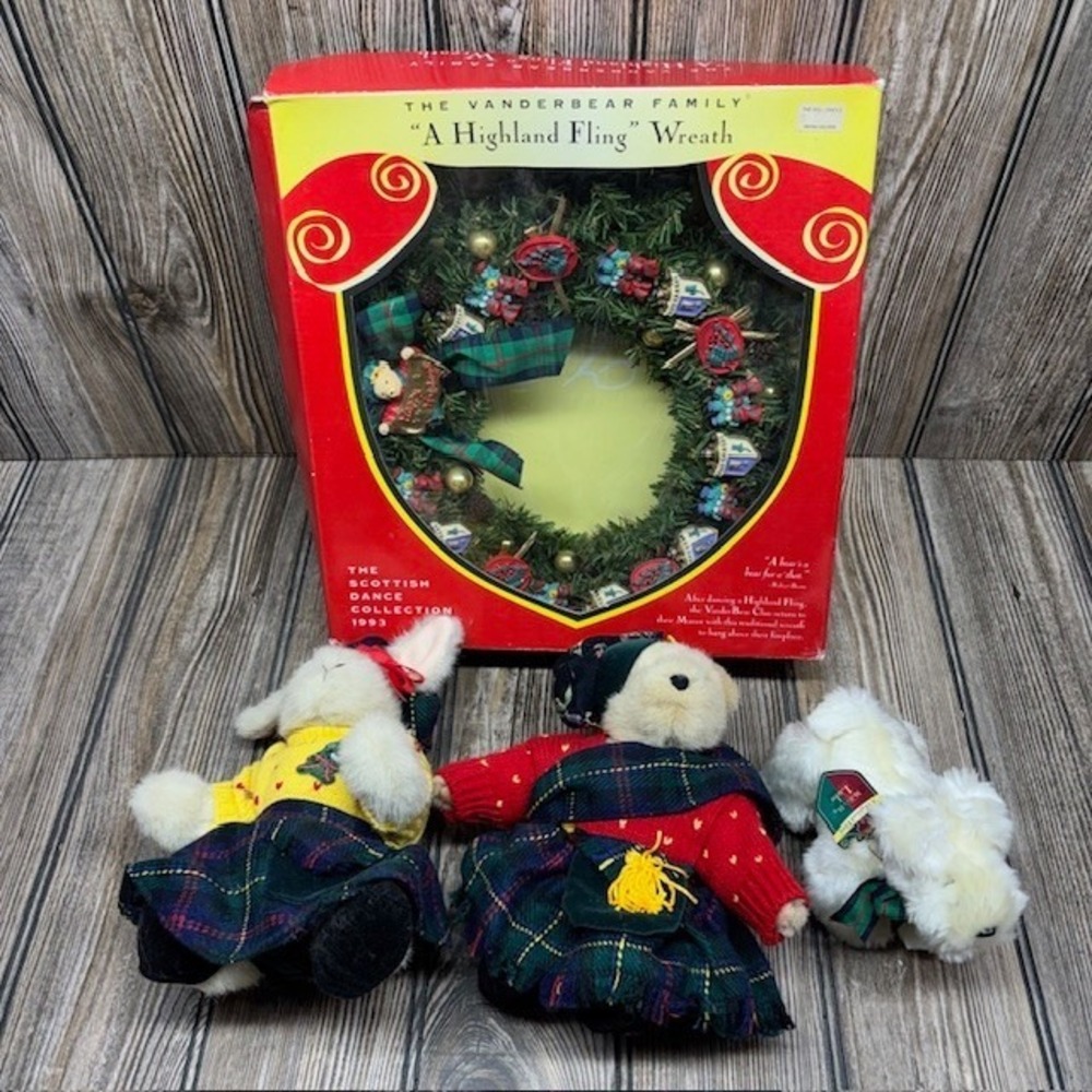 Muffy Vanderbear VanderHare A Hightland Fling Wreath LULU Dog